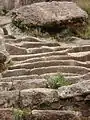 Gradería de piedra a la entrada de Pachataka