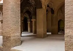 Columnas y bóvedas en el área hipóstila.