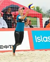 Una jugadora de voleibol de playa con licras