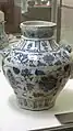 Jarrón ovoide grande, octogonal. Primera mitad del siglo XIV. Jingdezhen. Porcelana blanca decorada en azul bajo cubierta. Tales jarrones fueron destinados generalmente para la exportación. Esta copia fue exhumada en Vietnam. Museo Guimet.