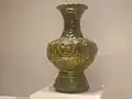 Jarrón de esmalte verde, con decoración con motivos aplicados, Dinastía Qi del norte (550-577)