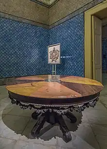 La mesa de pedestales en la que se firmó el tratado de Bardo que estableció el protectorado en 1881 y en la que se firmó el documento de nacionalización de las tierras agrícolas en 1964.