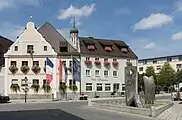 La escultura en la calle (Hauptstrasse)  con la Gasthaus zum Stern