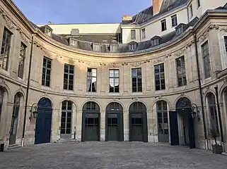 Cuerpo circular, con vistas a la Place Vendôme.
