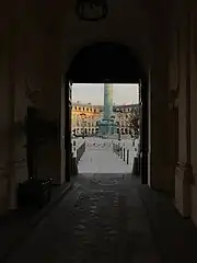 La plaza y la columna Vendôme de la entrada desde el patio del Hôtel d'Évreux, mostrando el corte de la plaza.