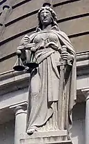 Estatua de Temis en el Legislative Council Building.