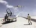 El piloto del HL-10, William Dana, observando pasar al Balls 8 luego de un vuelo de prueba.