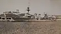 HMS Caradoc (D60) atracado en Front Street, alrededor de 1928.