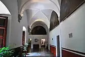 Uno de los pasillos del complejo del colegio