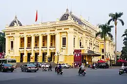 La Ópera de Hanói inspirada en la Ópera Garnier de París.