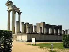 Reconstrucción de un antiguo templo en la colonia