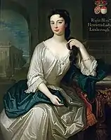 Retrato de mujer sentada sobre fondo oscuro con vestido blanco brillante y pelo negro largo.