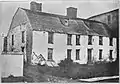 Si la fecha de construcción y el techo de la casa de Henry Bull fueran originales de alrededor de 1639, este sería el ejemplo más antiguo conocido de un gambrel en los Estados Unidos