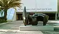 Escultura de Henry Moore frente a la entrada del museo