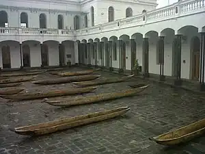 Cayucos peruanos expuestos en un museo de Quito.