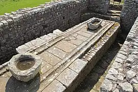 Letrinas. Estaban higiénicamente situadas en la esquina más baja del fuerte, y se abastecían de un depósito de agua situado en la parte posterior.
