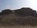 Vista de los muros de tapia y adobe que utilizaban los collique
