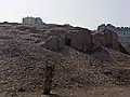 Vista de la secuencia lineal de muros alrededor de la estructura