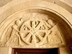 Tímpano con crismón en el monasterio de San Pedro el Viejo, en Huesca