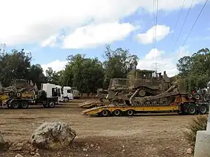 Bulldozer preparados para colaborar en la extinción del incendio.