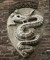 Representación del biscione tragándose a un niño, el escudo de la Casa de Visconti, en el palacio arzobispal de la Piazza Duomo de Milán, Italia.