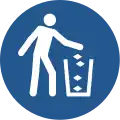 M030 — Tire basura en el cubo de basura