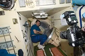 Oleg Kononenko visto cerca de la escotilla en el Pirs.