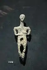 Ídolo cicládico masculino, de metal, del periodo cicládico antiguo II o III (hacia 2300 a. C.)