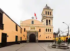 La fachada con el atrio