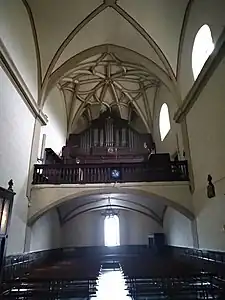 Fondo de la nave: coro, órgano y bóveda de crucería estrellada