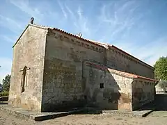 La iglesia de Azinheira tiene un extremo este cuadrado con pequeños apsidoles.
