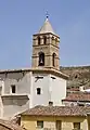 Vista del campanario desde la parta baja de la localidad.