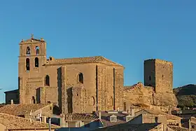 Iglesia de San Salvador y, a la derecha, la torre del castillo.