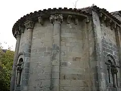 Ábside redondo en la iglesia de Sanfins de Friestas.