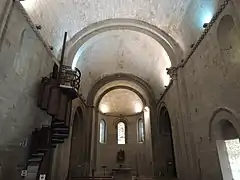 Nave abovedada de cañón y fina sillería; La escalera de caracol conduce a la habitación secreta