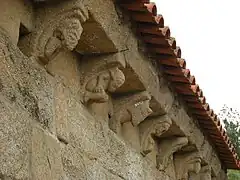 Humanos y bestias en la iglesia de Chaviães