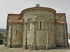Ábside de forma redonda y absidiolos en la iglesia de San Pedro de Rates, una influencia de los monjes de Cluny que llevaron el "estilo francés" a Portugal.