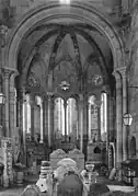 Altar mayor de la iglesia de São João de Alporão con una girola románica debajo de una bóveda de crucería.