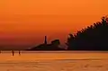 La isla de Tambo, al fondo de la playa de Cabeceira