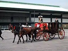 Es el privilegio de cada nuevo embajador que llega al palacio entregar su acreditación al Emperador para que lo recojan en la Estación de Tokio, ya sea en una limusina o en el carruaje. Aunque el carro no es tan cómodo como la limusina moderna, la mayoría elige el carro