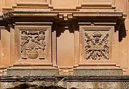 Ornamentos imperiales en el Palacio de Carlos V (Alhambra, Granada).