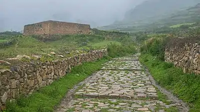 Camino incaico y ushnu en Soledad de Tambo