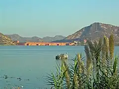 Presa de Man Sagar Dam cerca del Jal Mahal.