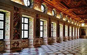 Vista del salón hacia la galería exterior