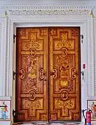 Puerta de entrada con maravillosas incrustaciones