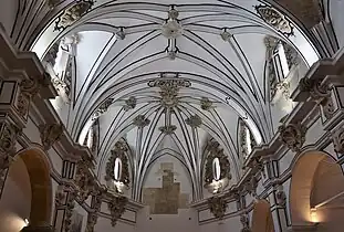 Iluminación interior de la iglesia.
