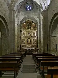 Nave central y retablo mayor romanista