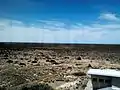 Vista hacia el sureste desde el mirador. Se pueden ver las aguas del golfo Nuevo al fondo