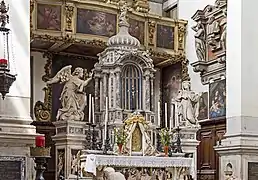 Altar major con Anunciación (obra de Enrico Merengo).