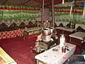 Interior de una casa de té/hotel ubicado en el campamento base  del Everest, Tíbet